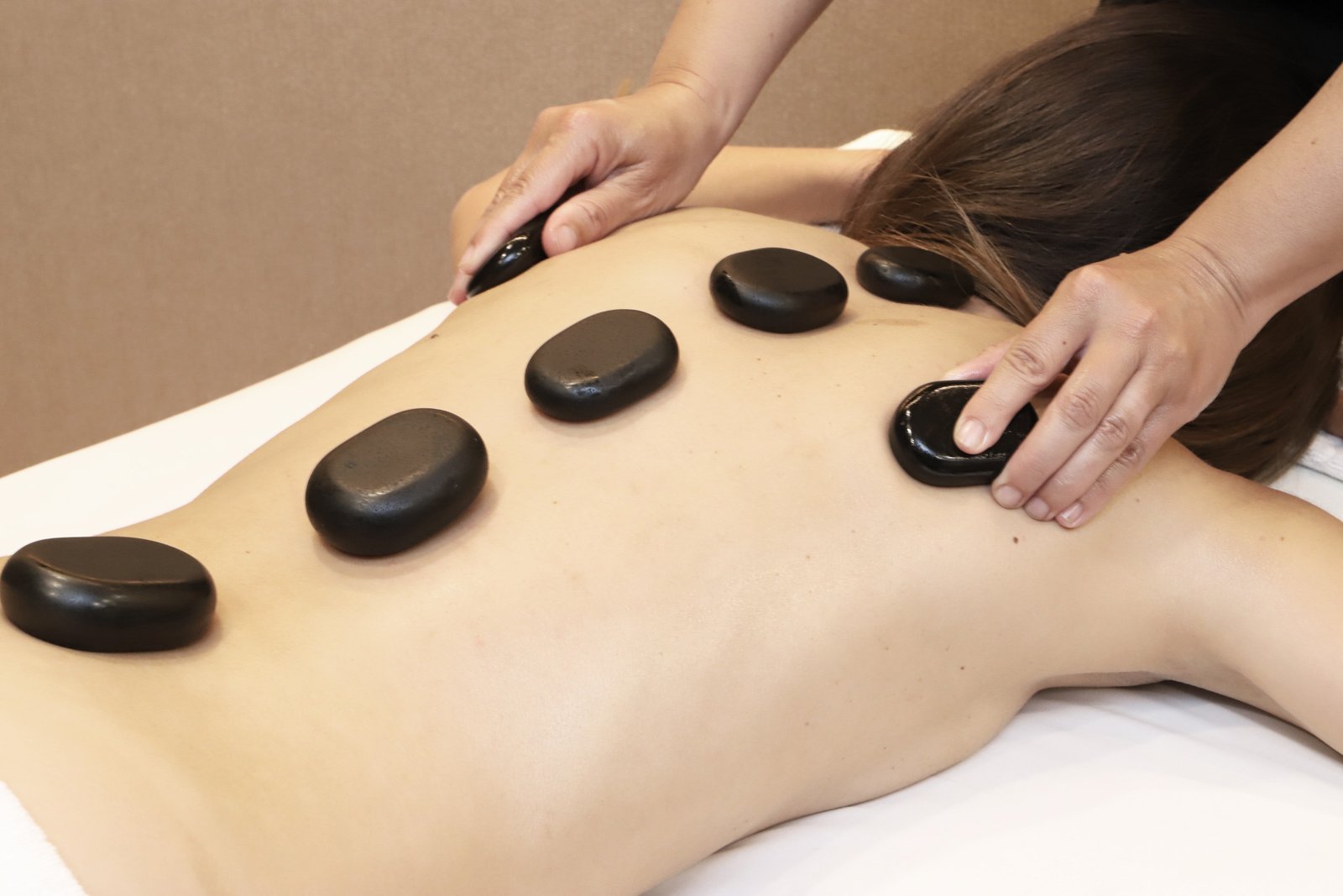 massage whit hot stones